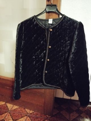 Rebajada. Chaqueta negra de terciopelo de mujer