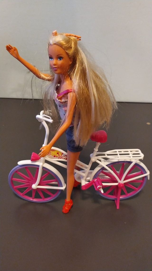 Bambola compatibile con bicicletta