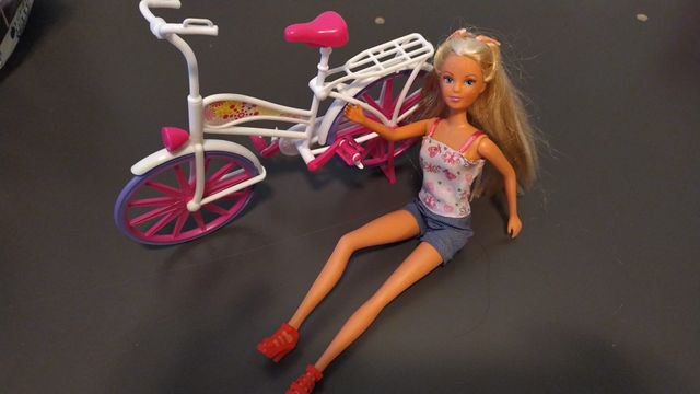 Bambola compatibile con bicicletta