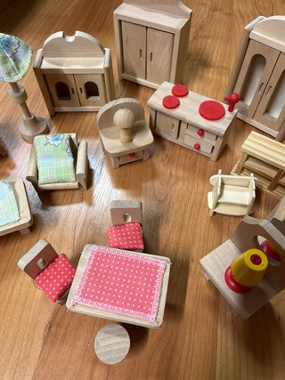 Lote muebles madera muñecos