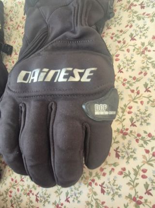 Guantes de moto marca DAINESE