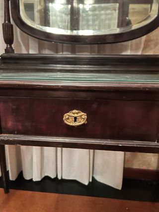 Tocador de madera muy antiguo