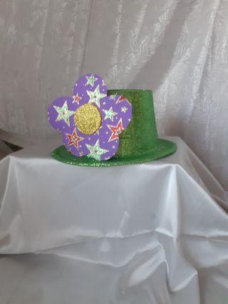 GORRO DE COPA VERDE CON ESCARCHA Y FLOR