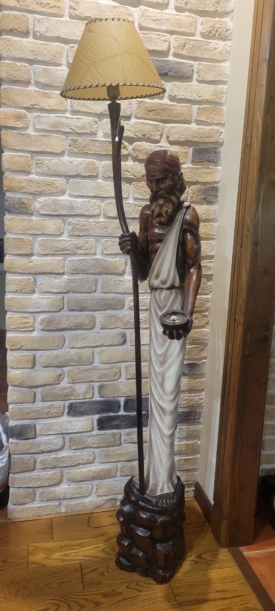 Antigua lámpara de pie.