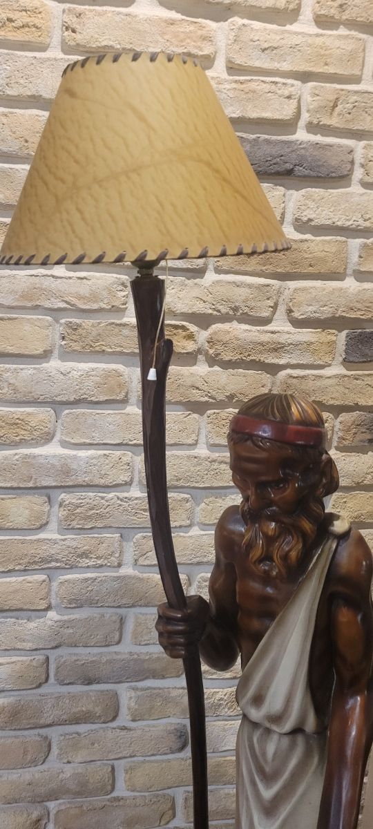 Antigua lámpara de pie.