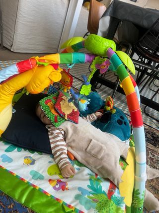 Gimnasio bebé  MUSICAL fisherprice con juguetes