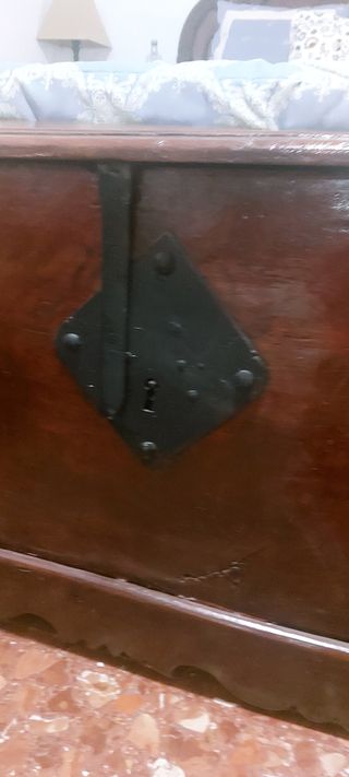 Arca antigua de madera