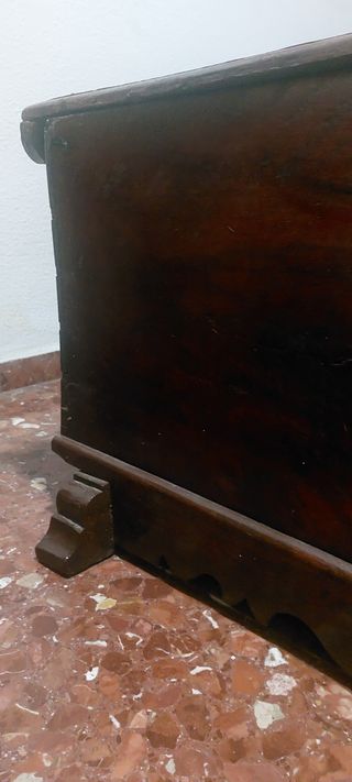 Arca antigua de madera