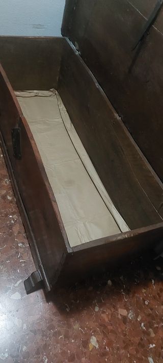 Arca antigua de madera