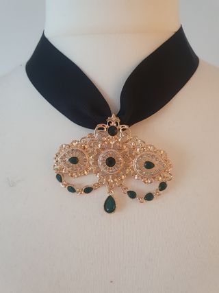 Aguja-colgante para traje regional 