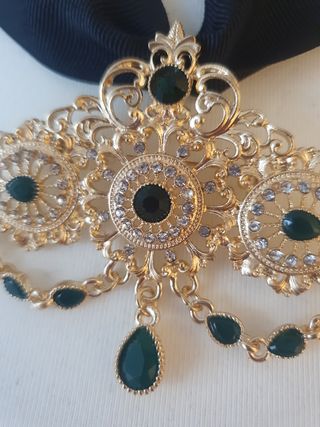 Aguja-colgante para traje regional 