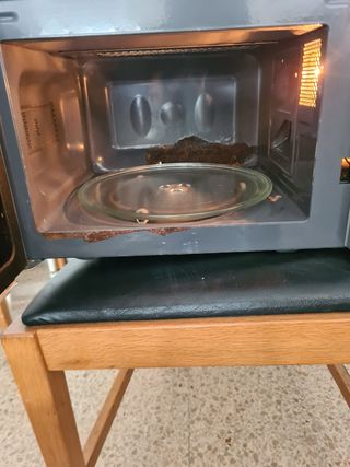 Microondas bastante gastado pero funciona con mar