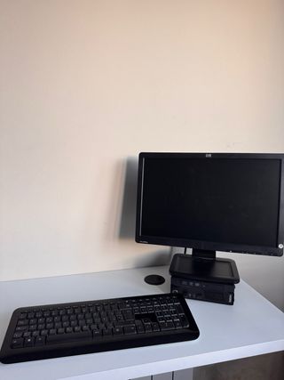 Ordenador Sobre Mesa