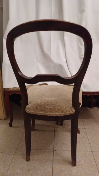 Sillas de madera con asiento tapizado