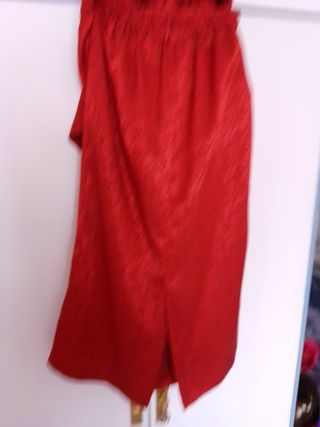 Chaqueta y falda por debajo rodilla