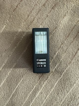 Canon A1 con objetivo maletin y flash