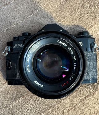 Canon A1 con objetivo maletin y flash