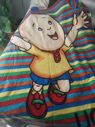 Manta de Caillou y toalla tiburón