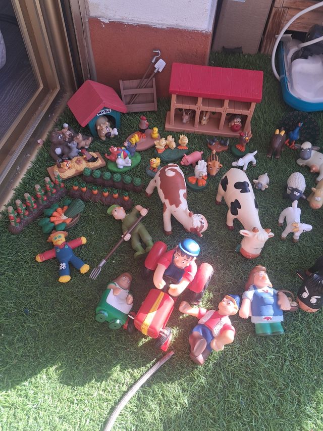 Granja con animales y figuras