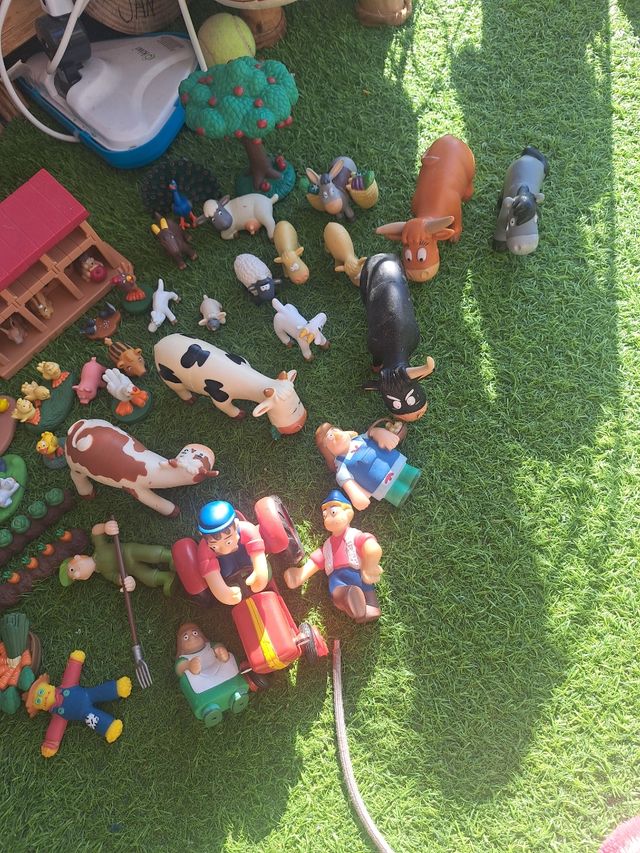 Granja con animales y figuras