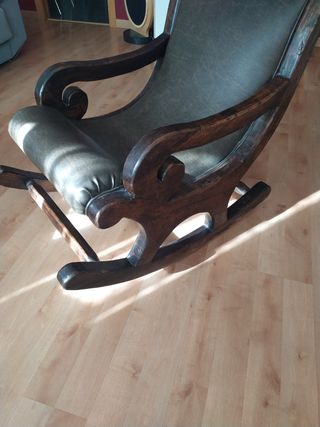 Mecedora antigua restaurada.