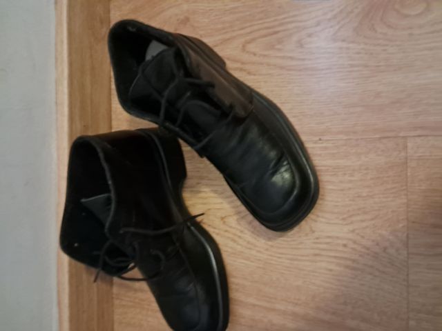 Botines negro piel, casi nuevos. T. 35