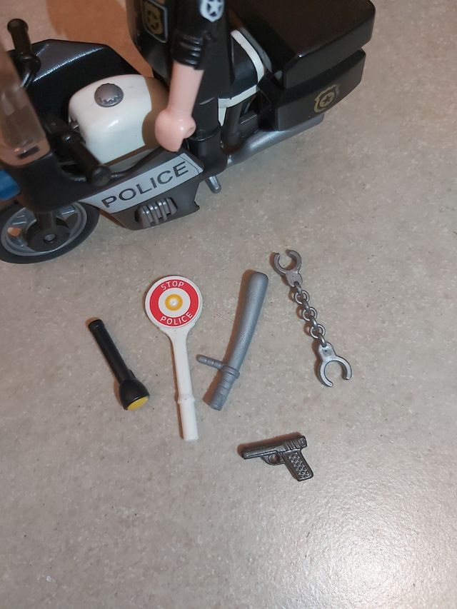 6. Policía playmobil moto