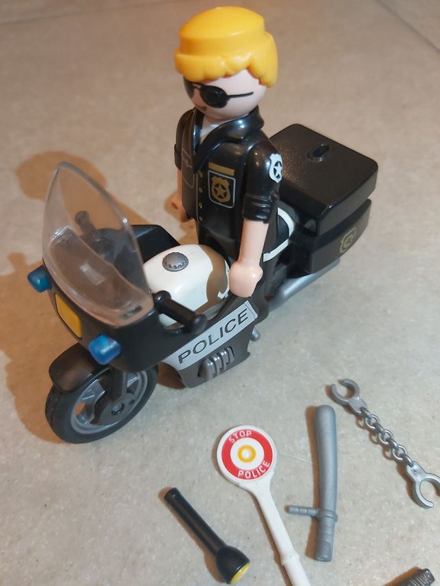 6. Policía playmobil moto