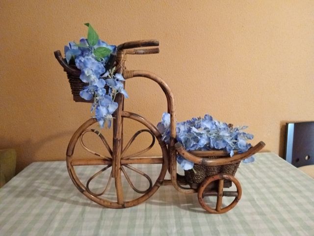 Bicicleta de mimbre de decoración 