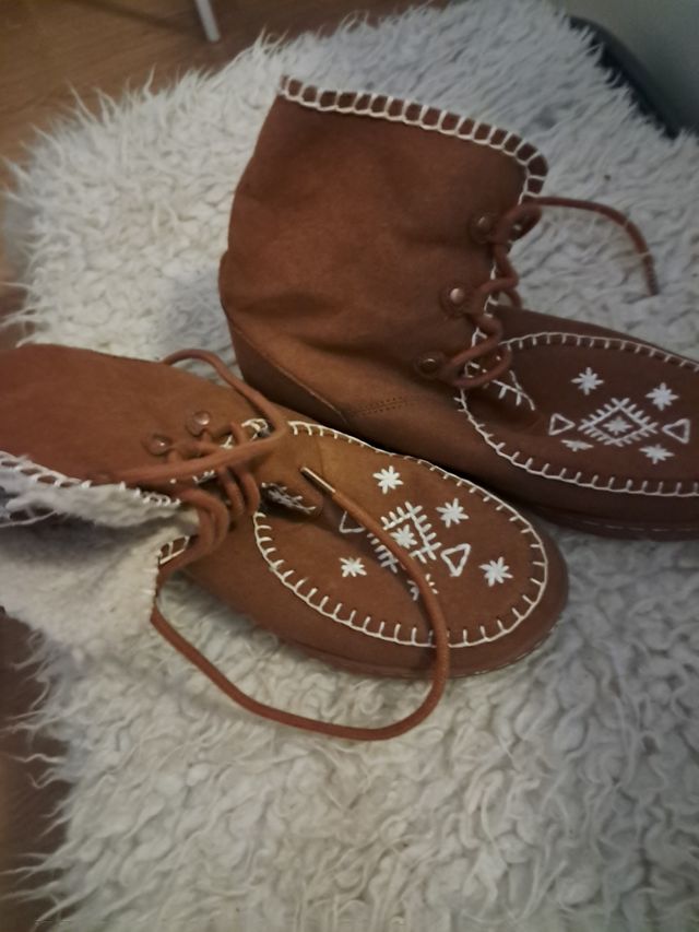 Bota marrón ante con forro y cordones.35