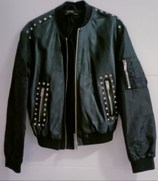 Vendo bomber negra de tachuelas-bordados