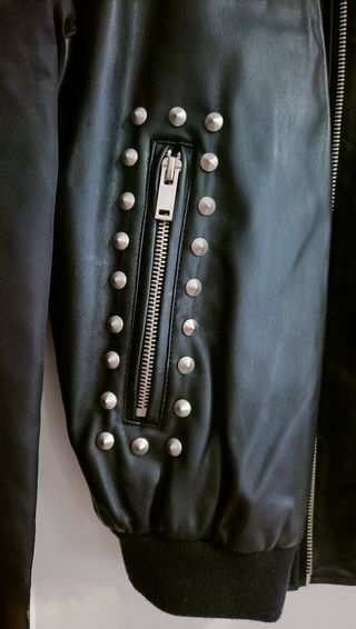 Vendo bomber negra de tachuelas-bordados