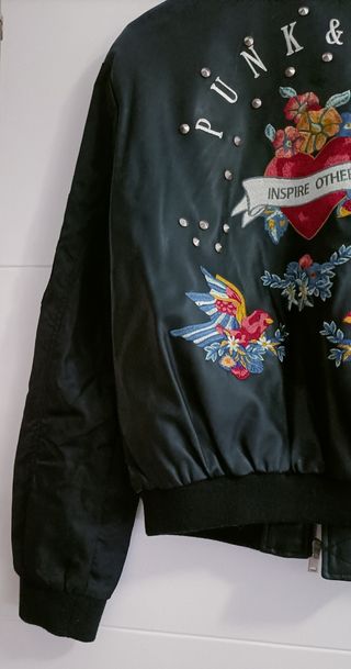 Vendo bomber negra de tachuelas-bordados