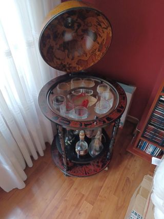 Mesa licorera bola del mundo