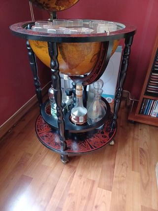 Mesa licorera bola del mundo