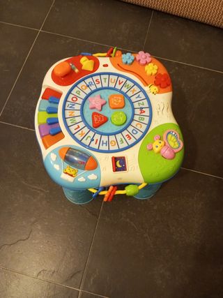 Mesa de actividades. Juguete infantil