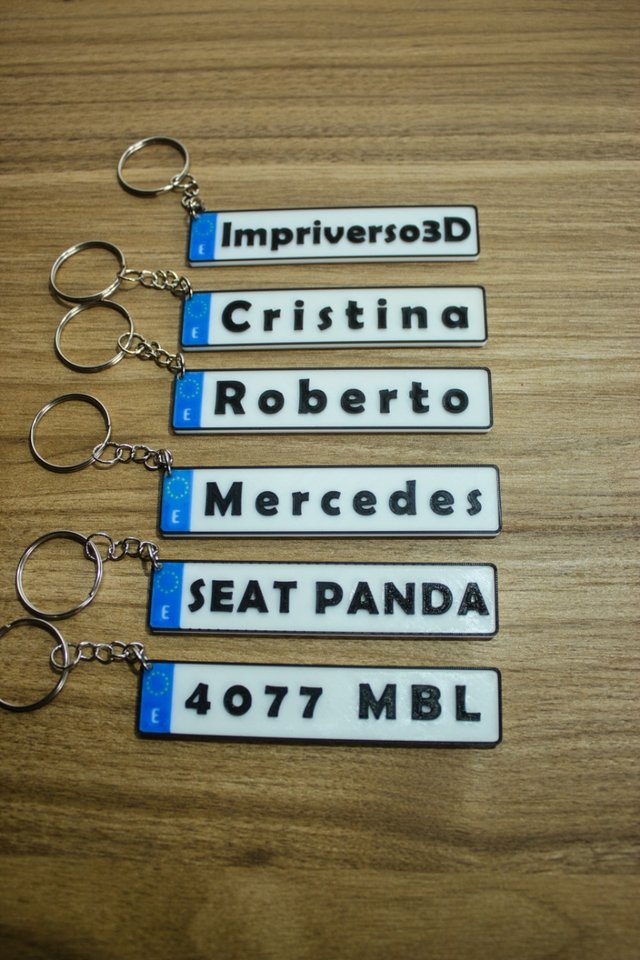 Llaveros personalizados con forma de matrículas