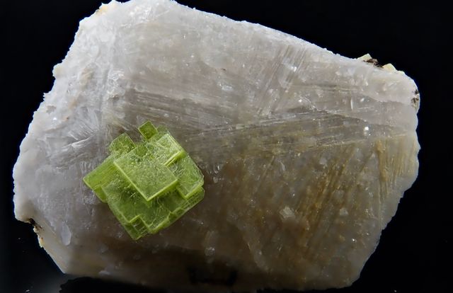 Mineral. Autunita sobre cuarzo