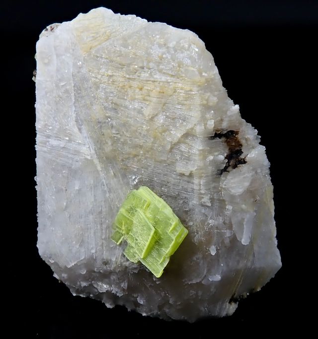 Mineral. Autunita sobre cuarzo