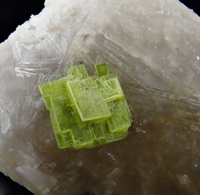 Mineral. Autunita sobre cuarzo