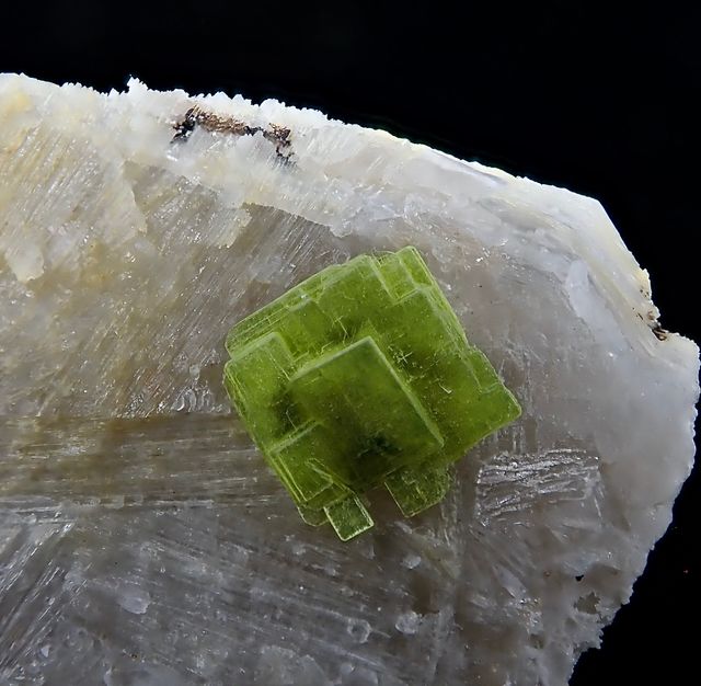 Mineral. Autunita sobre cuarzo