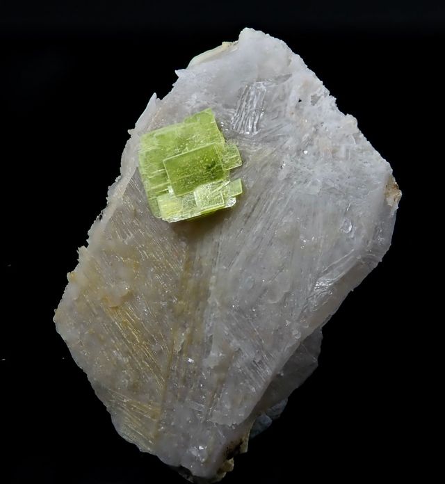 Mineral. Autunita sobre cuarzo