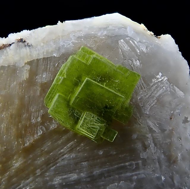 Mineral. Autunita sobre cuarzo