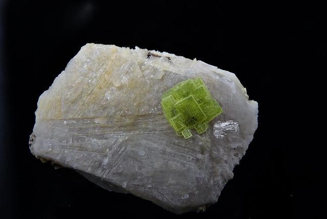 Mineral. Autunita sobre cuarzo