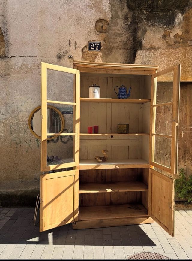 Alacena antigua de masía . Más de 100 años