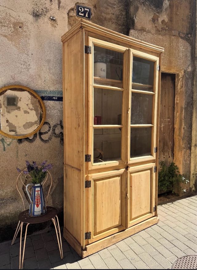 Alacena antigua de masía . Más de 100 años