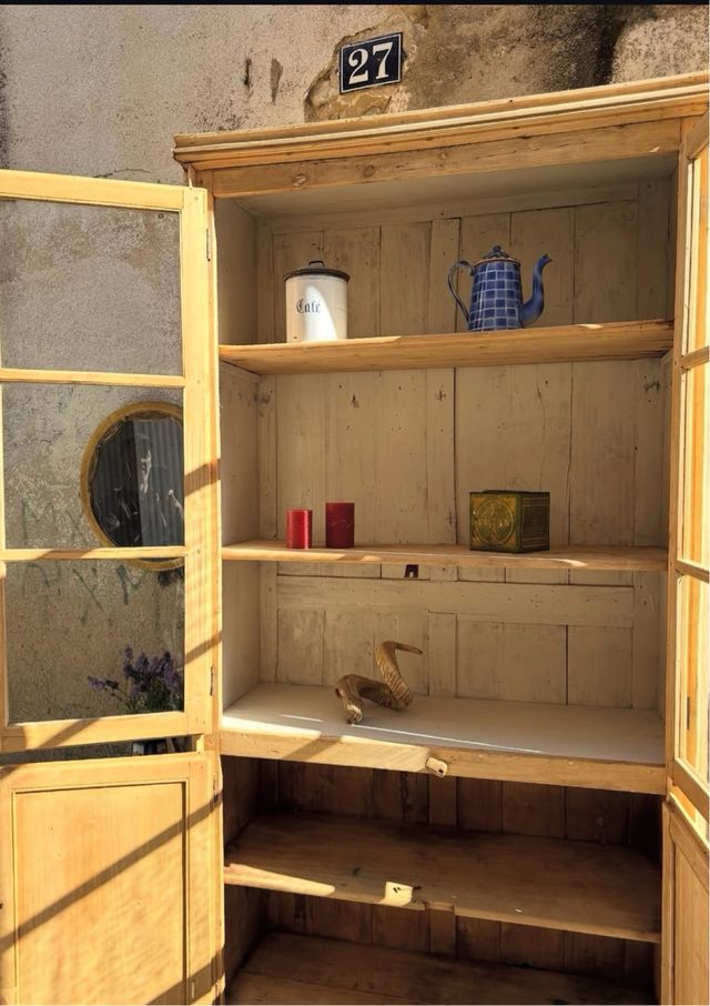 Alacena antigua de masía . Más de 100 años