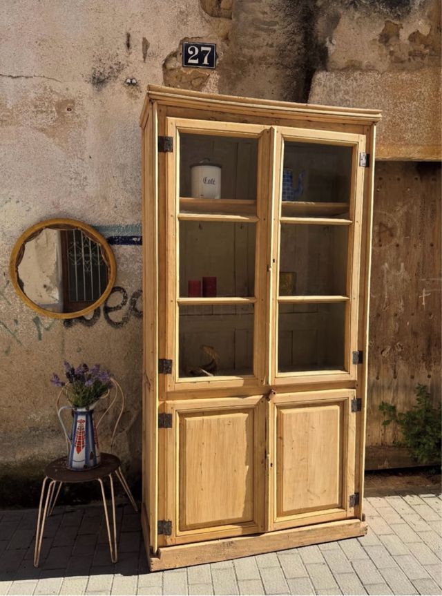 Alacena antigua de masía . Más de 100 años