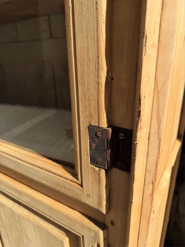 Alacena antigua de masía . Más de 100 años