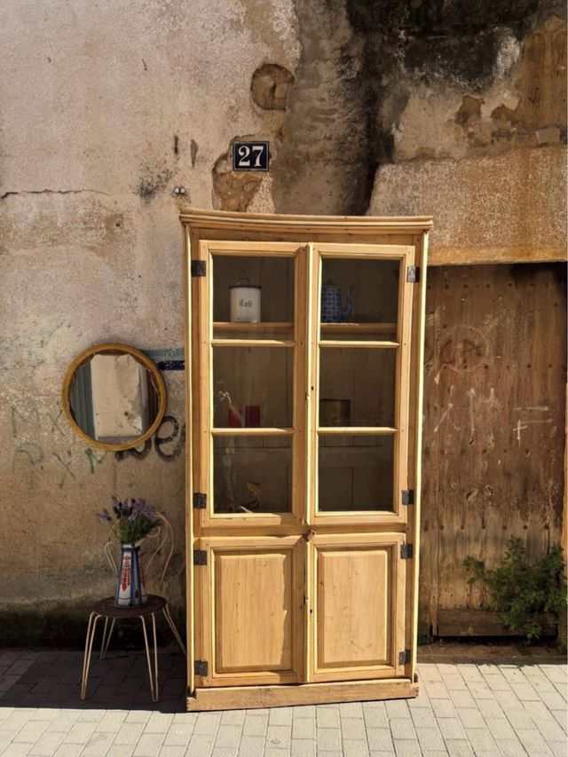 Alacena antigua de masía . Más de 100 años